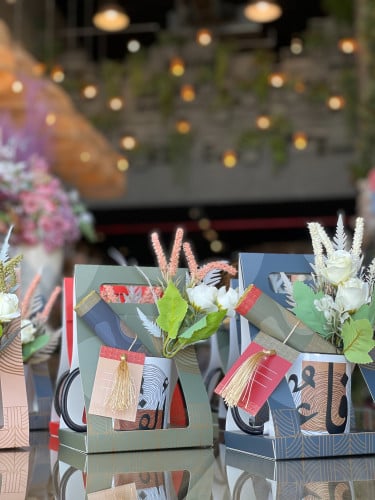 اكواب حروف عربي بالتغليف بالورد و الشوكلاته والبطا...