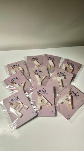بوكس ميداليات احرف بالورد