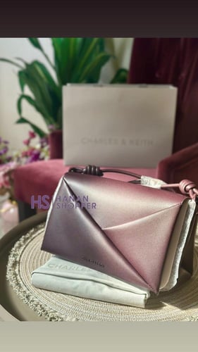 شنطة تشارلز اند كيث