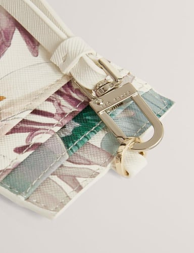 اي دي هولدر - تيد بيكر