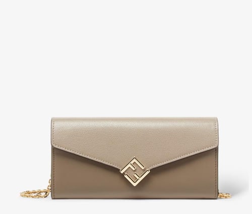 محفظة بسلسلة من فندي