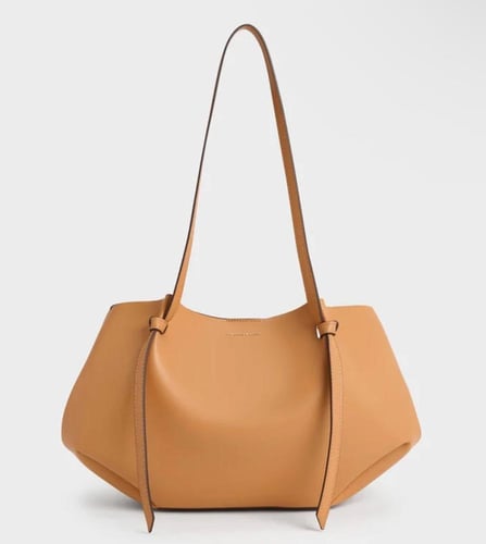 شنطة كالا من تشارلز اند كيث