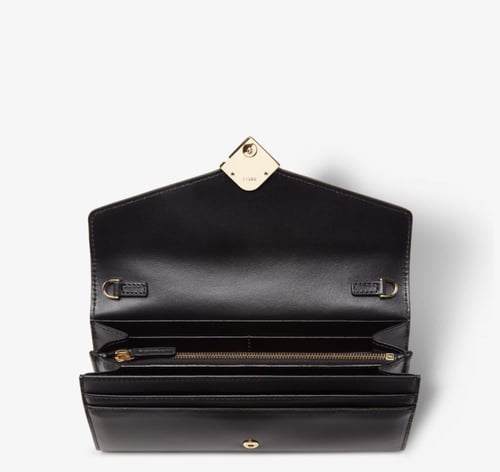 محفظة بسلسلة من فندي