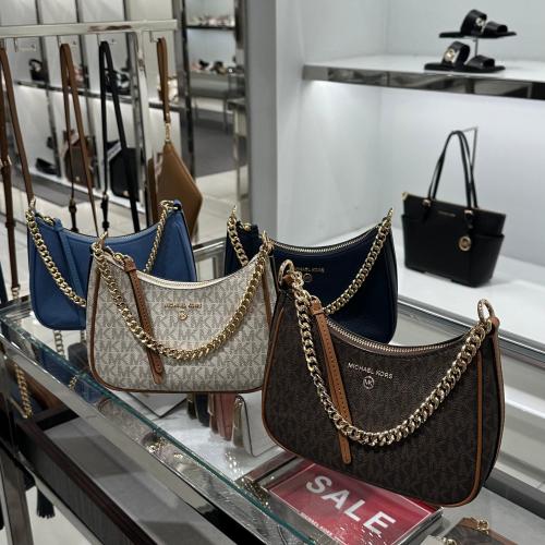 شنطة مايكل كورس "صغيرة"