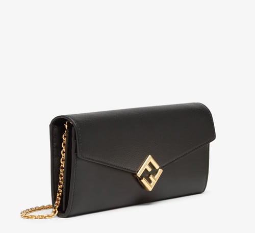 محفظة بسلسلة من فندي