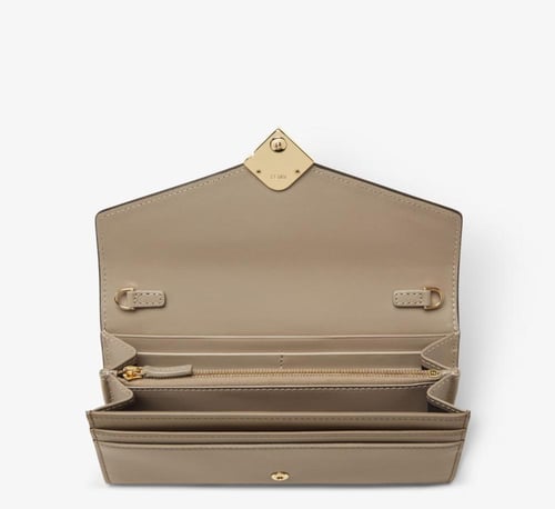 محفظة بسلسلة من فندي