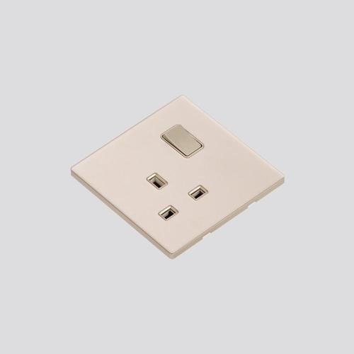 مقبس ثلاثي 13 امبير ثنائي القطب