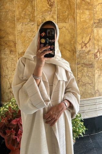 عباية باللون البيج