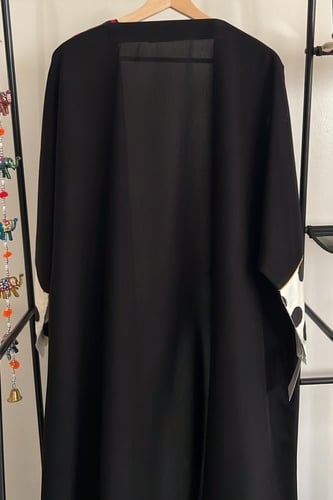 عباية بنقوش ملونة