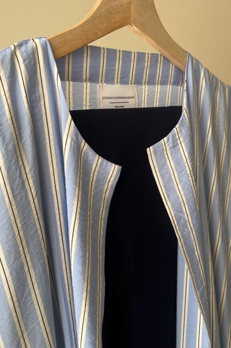 عباية متوفرة بلونين السماوي والبيج