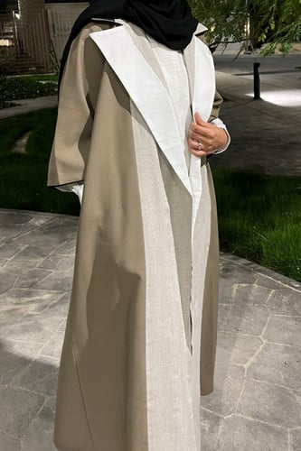 عباية باللون البيج والأبيض