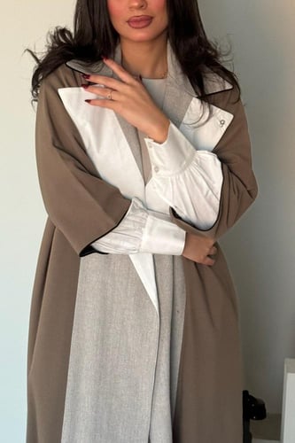 عباية باللون البيج والأبيض