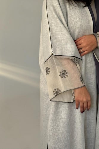 عباية لينن باللون الأبيض والرمادي