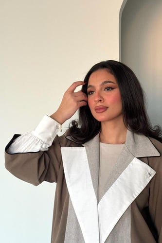 عباية باللون البيج والأبيض