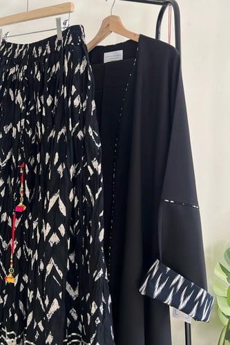 طقم من ثلاث قطع باللون الأسود