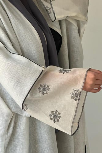 عباية لينن باللون الأبيض والرمادي
