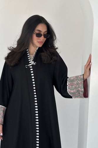 عباية باللون الأسود