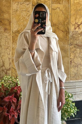 عباية باللون البيج