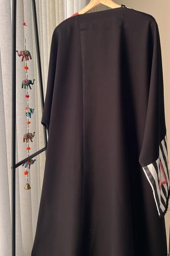 عباية سوداء بنقوش ملونة مقاس 56