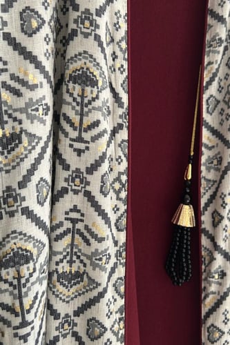 عباية باللون الأسود والعنابي