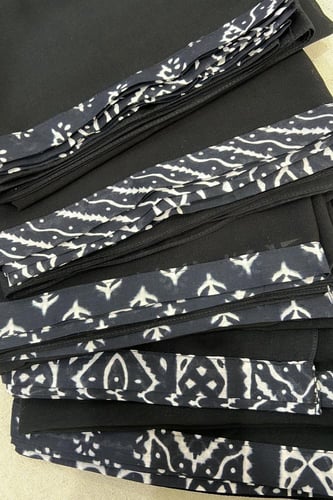 عباية باللون الأسود والأبيض