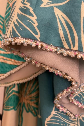 عباية باللون البيج والوردي