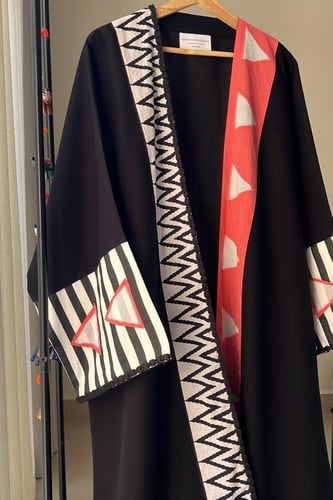 عباية سوداء بنقوش ملونة مقاس 56