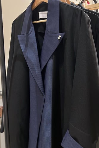 عباية كريب باللون الأسود والكحلي