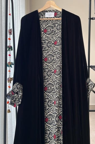 عباية من قماش المخمل الكوري والحرير الهندي