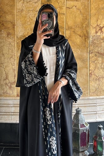 عباية باللون الأسود والأبيض بالنقوش الهندية