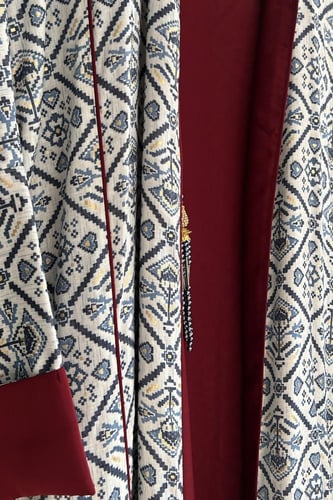 عباية باللون الكحلي والعنابي