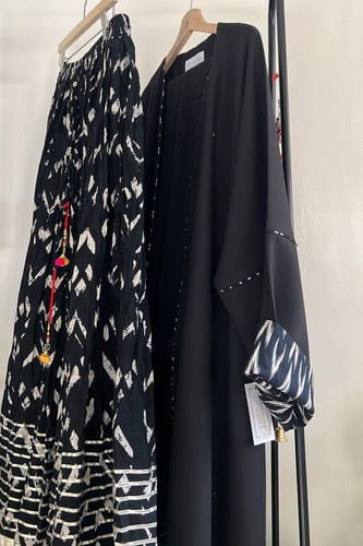 طقم من ثلاث قطع باللون الأسود