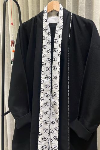 عباية باللون الأسود والأبيض