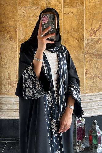 عباية باللون الأسود والأبيض بالنقوش الهندية
