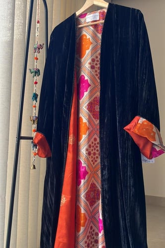 عباية من المخمل المكسر والتفته الهندي/ تفصيل يرجى...