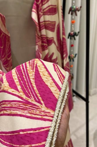 عباية باللون البيج والوردي