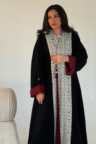 عباية باللون الأسود والعنابي