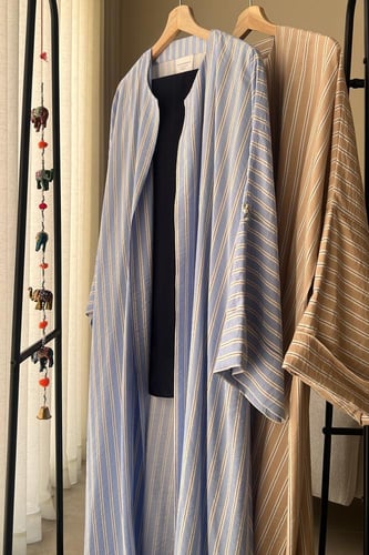 عباية متوفرة بلونين السماوي والبيج