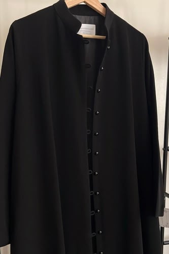 عباية بأزرار سوداء