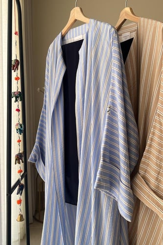 عباية متوفرة بلونين السماوي والبيج