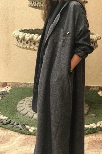 عباية باللون الرمادي
