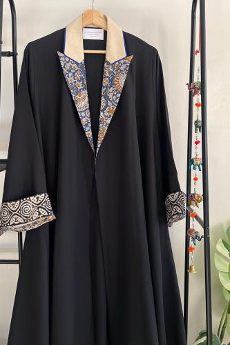 عباية باللون الأسود