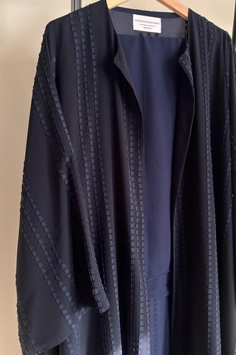 عباية خفيفة مبطنة باللون الكحلي