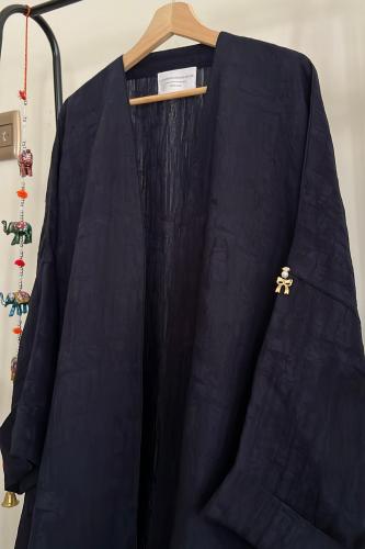 عباية باللون الكحلي