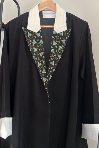 عباية باللون الأسود