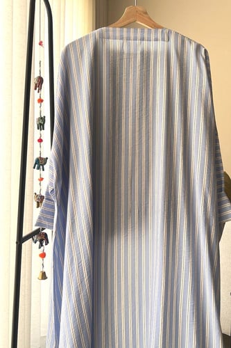 عباية متوفرة بلونين السماوي والبيج