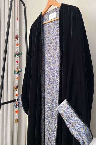 عباية من المخمل الكوري وبطانة من الحرير الهندي (ير...