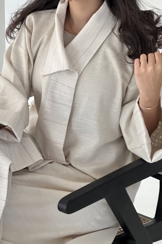 عباية باللون البيج