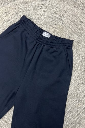 طقم من قطعتين بلوزة وبنطلون باللون الكحلي