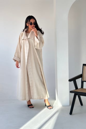 عباية باللون البيج